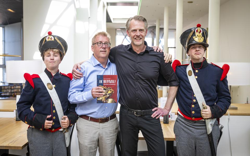 Hans van Koningsbrugge en Johan Zielstra presenteren boek en documentaire over Drentse jonge mannen in leger Napoleon.  Op de foto staan Hans (links) en Johan, geflankeerd door acteurs. 