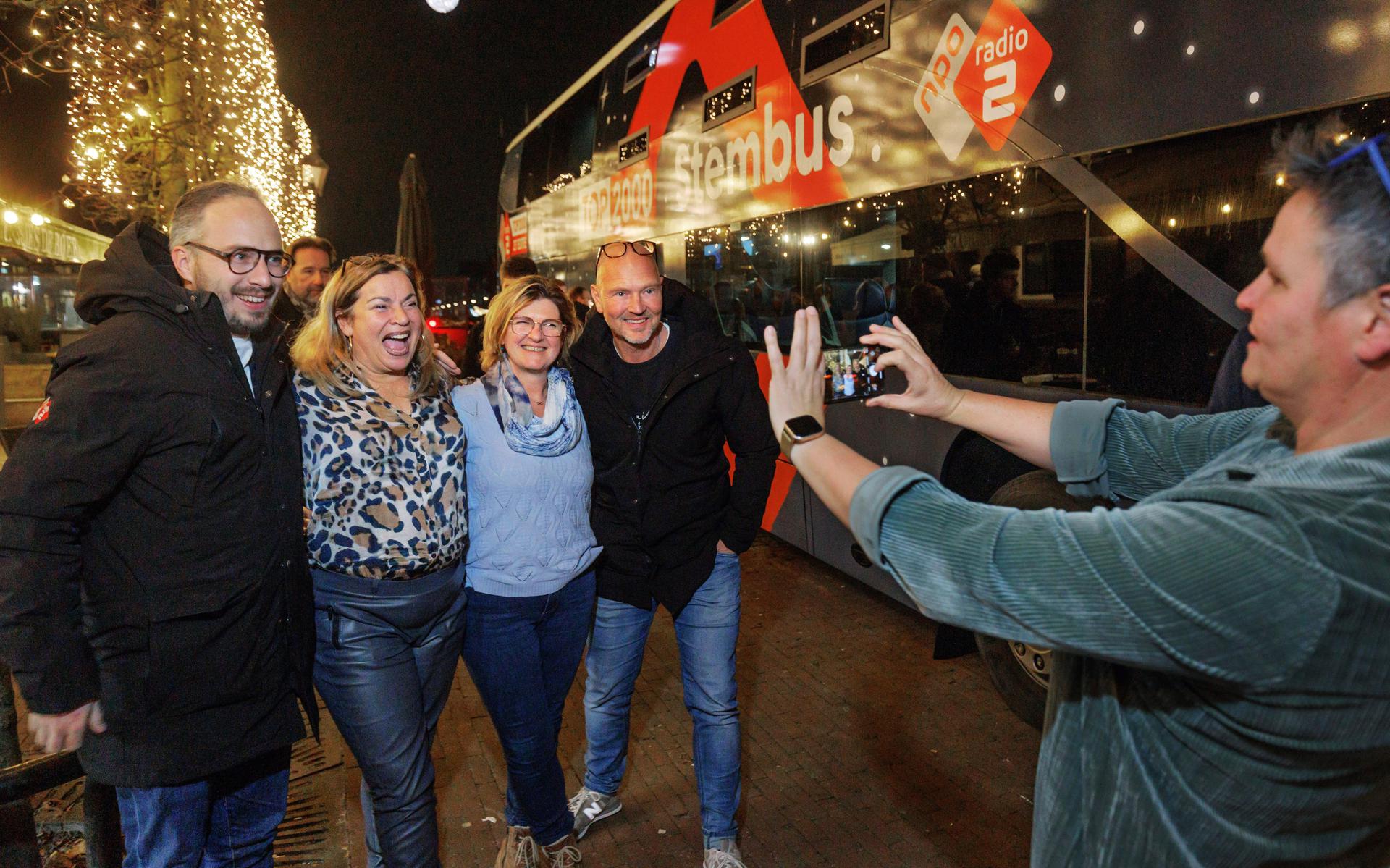 De Top 2000-stembus In Assen. Muziekquiz Met Radio 2-dj's Wouter En ...