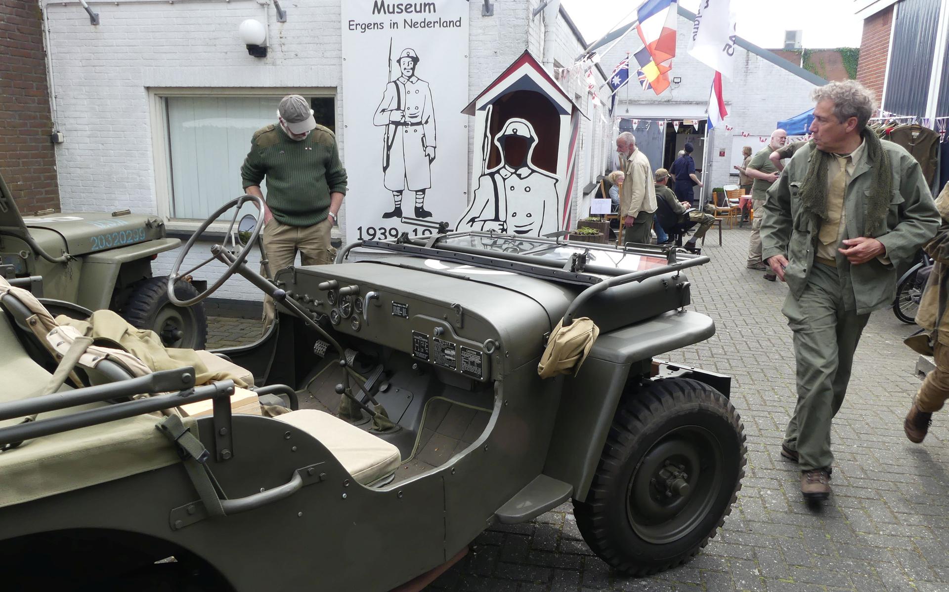 Ruim twintig historische oorlogsvoertuigen deden het museum aan.