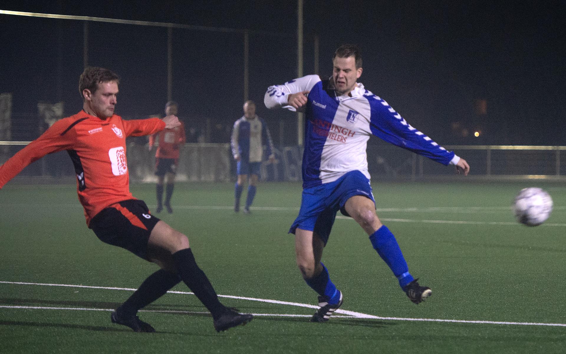 Daniel Mulder (rechts) van Twedo, in het blauw en wit, komt net te laat.