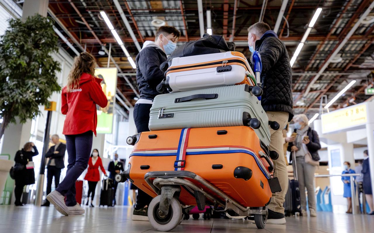 Vanaf Schiphol vertrokken halverwege april 189 vakantiegangers naar Rhodos voor een testvakantie. Doel was om te kijken of een testprotocol het mogelijk maakt ondanks de coronapandemie te reizen. Vanaf Schiphol vertrokken halverwege april 189 vakantiegangers naar Rhodos voor een testvakantie. Doel was om te kijken of een testprotocol het mogelijk maakt ondanks de coronapandemie te reizen.