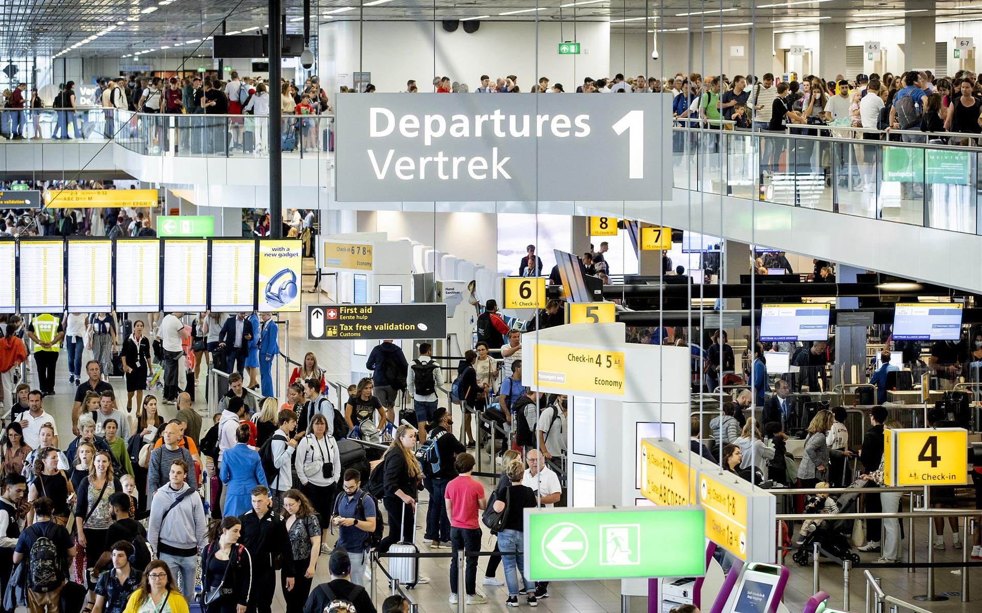 Reizigers op Schiphol. De eerste dag van de zomervakantie zorgt voor drukte op de luchthaven.