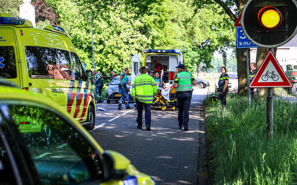 Een fietser is vrijdagmiddag gewond geraakt bij een ongeval met een auto op de Kazerneweg in Klazienaveen. 