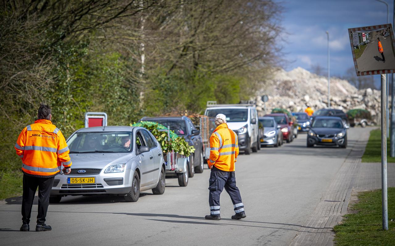 Typerend voor de corona-lockdown: grote drukte en files bij de milieustraten, zoals hier in Emmen. Typerend voor de corona-lockdown: grote drukte en files bij de milieustraten, zoals hier in Emmen.