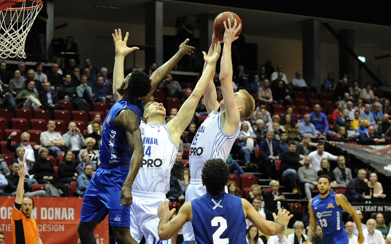 Rienk Mast pakt een rebound als speler van Donar. Rienk Mast pakt een rebound als speler van Donar.
