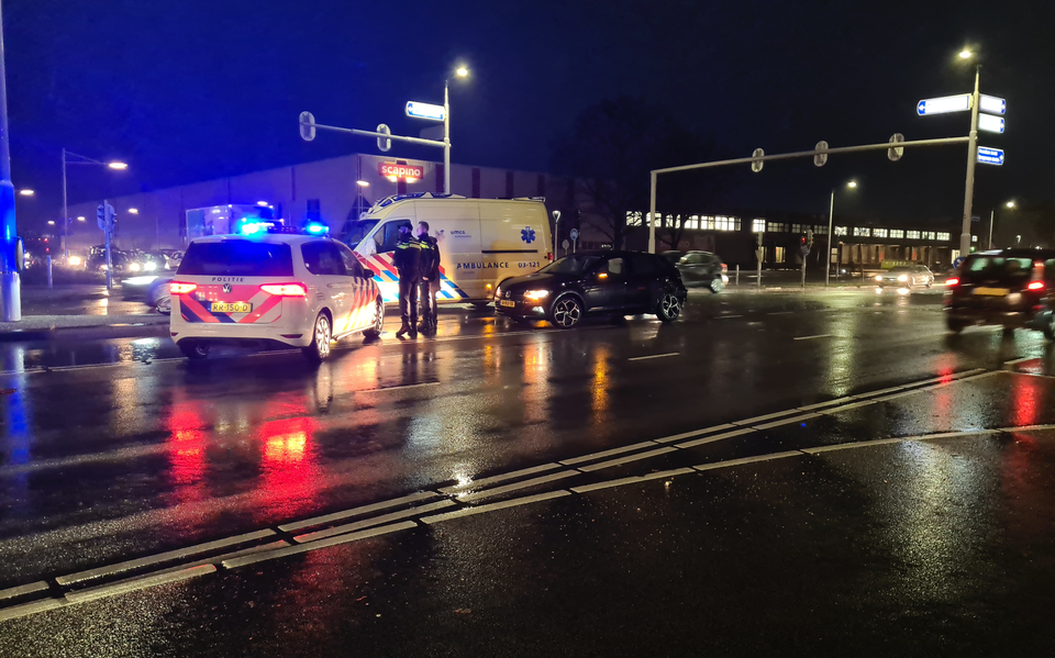Bedrijfsbusje en personenauto komen met elkaar in botsing op kruising in Assen, beide bestuurders komen met de schrik vrij.