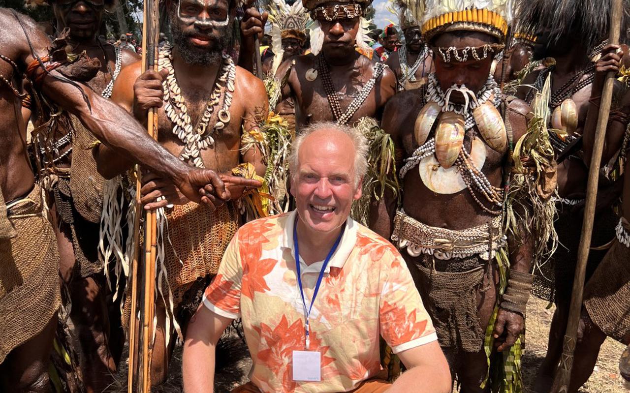 Geert Pruiksma met leden van een stam in Goroka, toen er nog niets loos was.