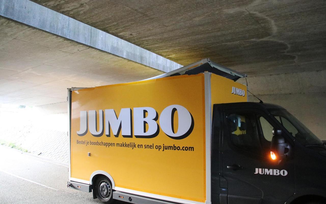 Zaterdag kwam een Jumbo-vrachtwagentje klem te zitten in het tunneltje van de Olgerweg in Groningen. Zaterdag kwam een Jumbo-vrachtwagentje klem te zitten in het tunneltje van de Olgerweg in Groningen.