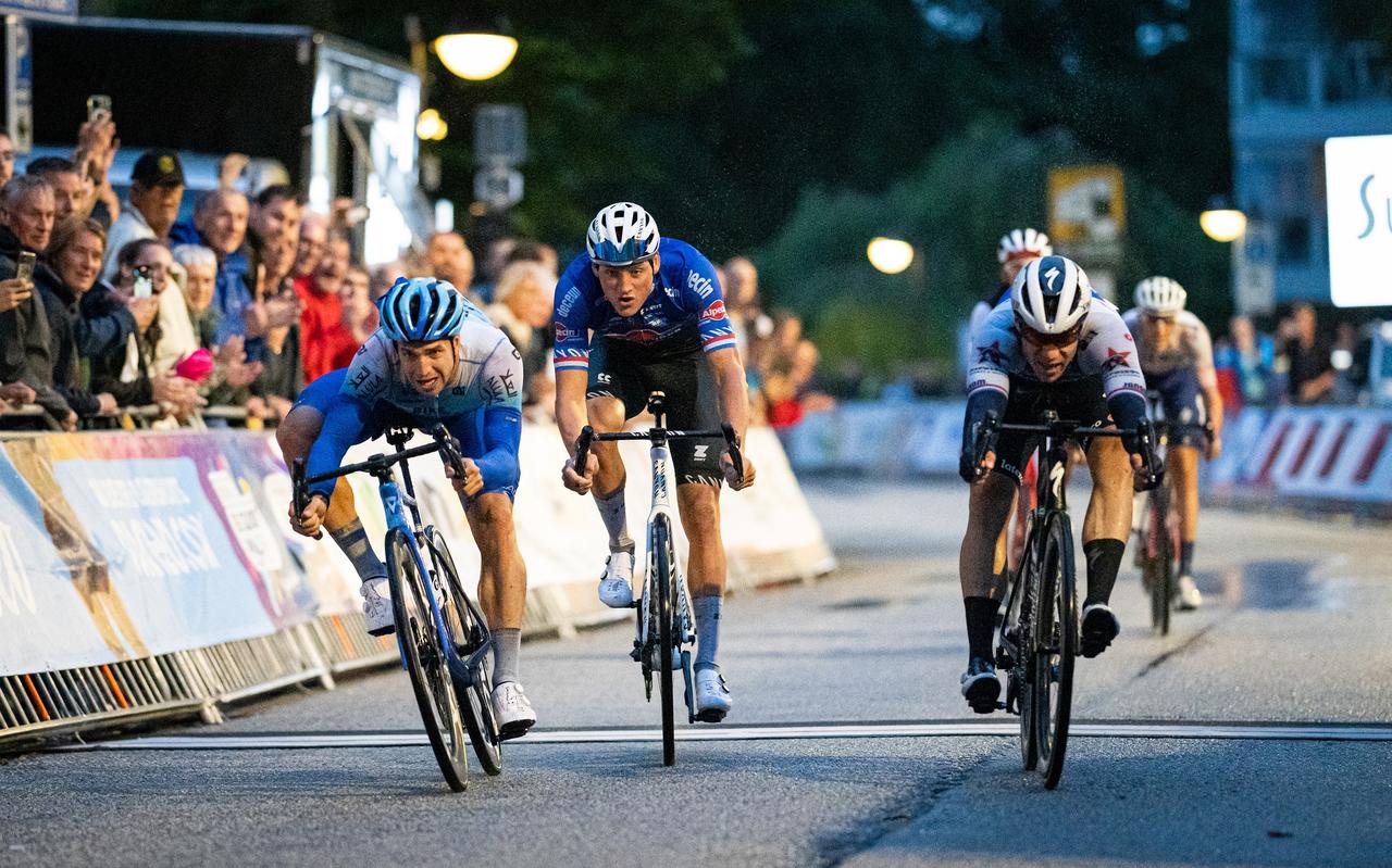 De finish van de mannen, met rechts winnaar Jakobsen. De finish van de mannen, met rechts winnaar Jakobsen.