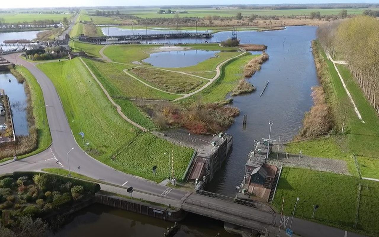 De monumentale Hunsingosluis (voorgrond). De monumentale Hunsingosluis (voorgrond).
