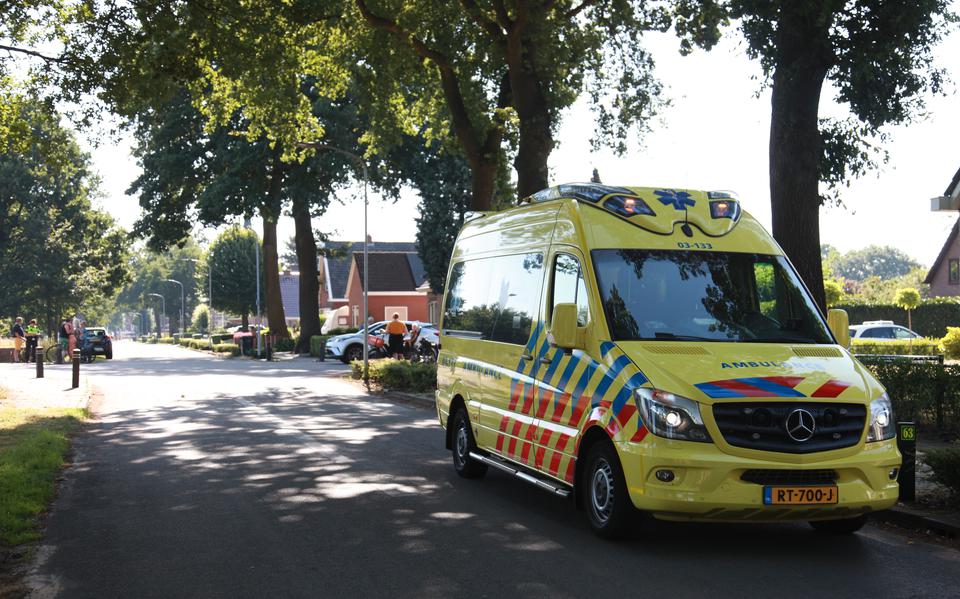 Fietsster raakt gewond na botsing met auto in Klazienaveen.