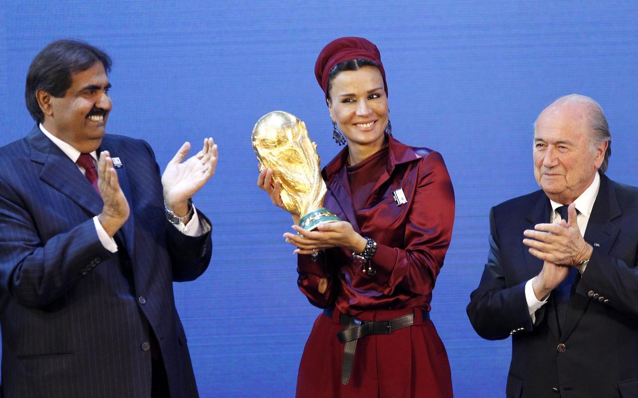 Vreugde bij emir Hamad van Qatar, zijn vrouw sjeika Moza bint Nasser en Fifa-voorzitter Sepp Blatter op 2 december 2010. Foto: AP/Michael Probst Vreugde bij emir Hamad van Qatar, zijn vrouw sjeika Moza bint Nasser en Fifa-voorzitter Sepp Blatter op 2 december 2010. Foto: AP/Michael Probst