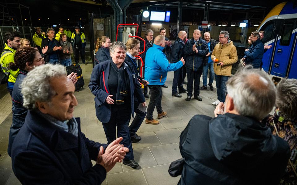 Op het perron in Groningen wordt het 3-minutenprotest van het treinpersoneel zaterdagavond beloond met applaus van de reizigers.