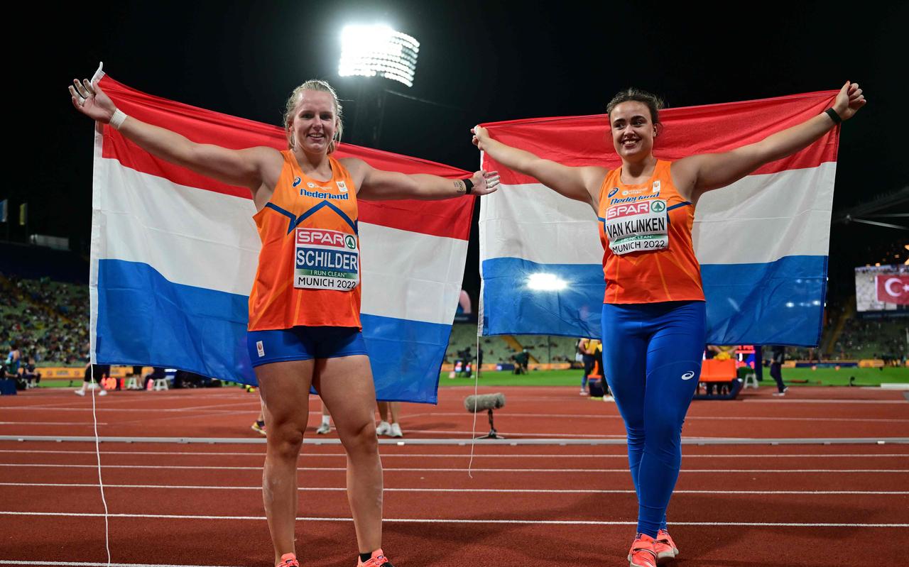 Jorinde van Klinken (rechts) viert haar bronzen medaille en Jessica Schilder haar gouden plak. Jorinde van Klinken (rechts) viert haar bronzen medaille en Jessica Schilder haar gouden plak.