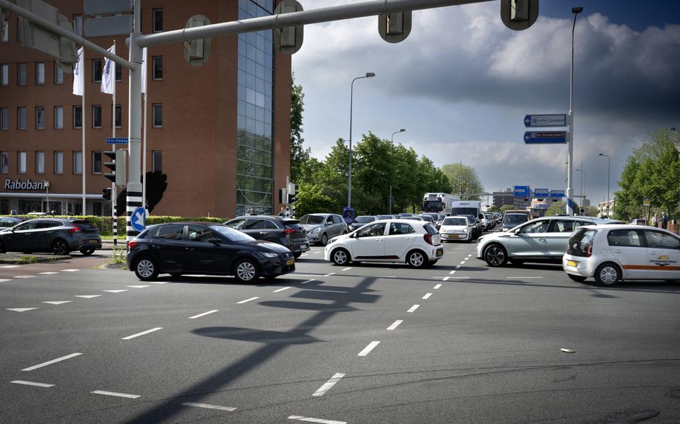Even snel voor het station langsrijden is er in Groningen niet meer bij. Sinds de ringweg aan de oostkant van het Julianaplein is afgesloten, kost het automobilisten onder meer moeite om de Griffeweg in te rijden.