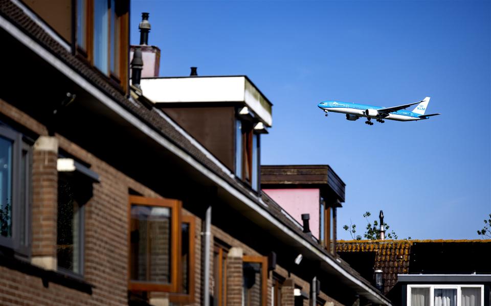 Een vliegtuig vliegt over een woning in de omgeving van Schiphol.