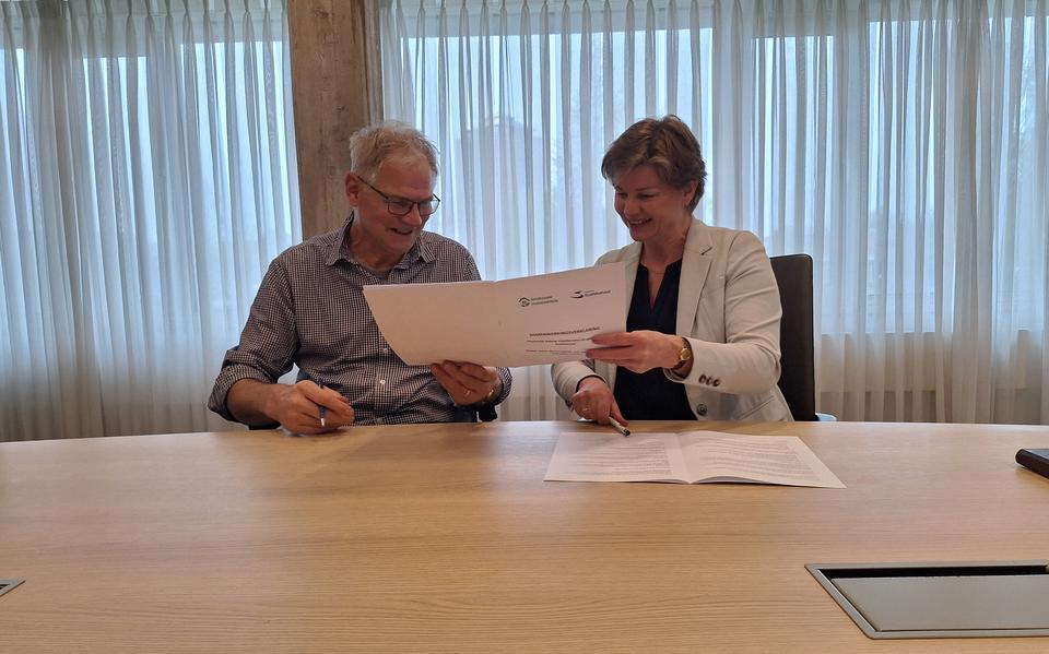 Jan Dost van Plaatselijk Belang Vledderveen en wethouder Ingrid Sterenborg van de gemeente Stadskanaal ondertekenen het document.