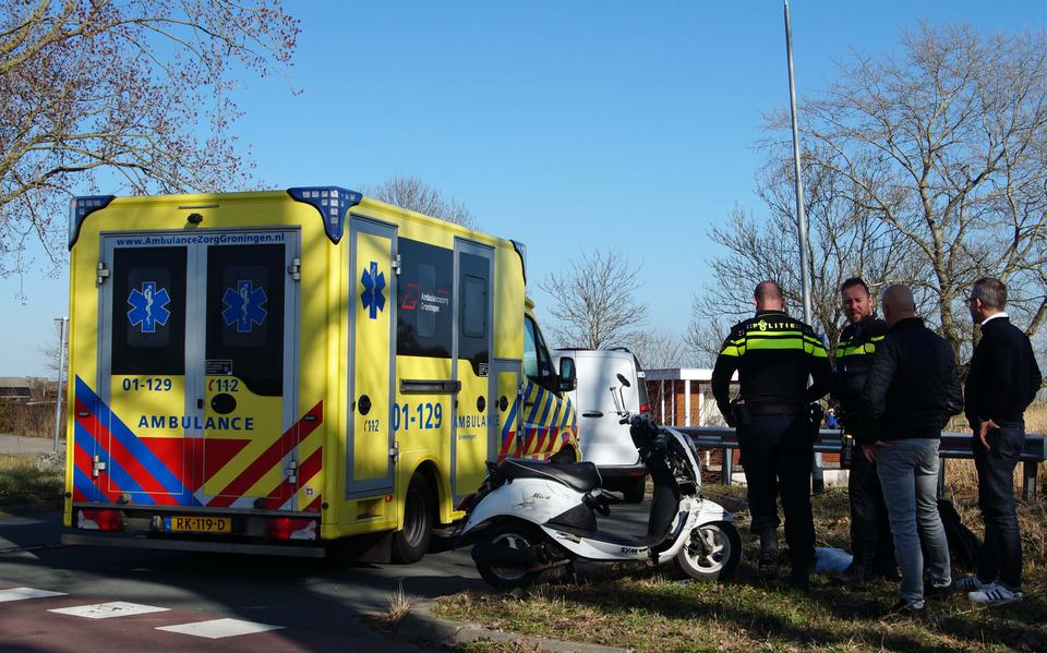 Scooterrijdster naar ziekenhuis na aanrijding met auto in Zuidwolde.