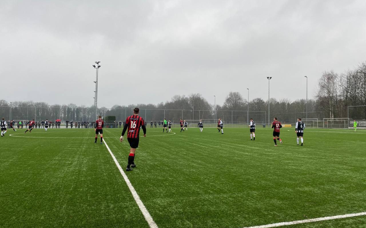 Het duel zou op het hoofdveld plaatsvinden, maar de scheidsrechter besloot dat de wedstrijd zou plaatsvinden op het kunstgrasveld. Het duel zou op het hoofdveld plaatsvinden, maar de scheidsrechter besloot dat de wedstrijd zou plaatsvinden op het kunstgrasveld.