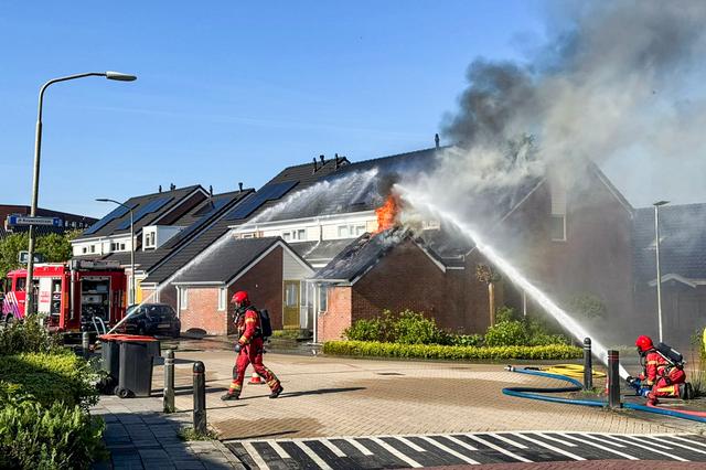Scheemda schrikt van grote brand in rijtjeswoningen, maar biedt gelijk helpende hand. Cindy (36): ‘Z