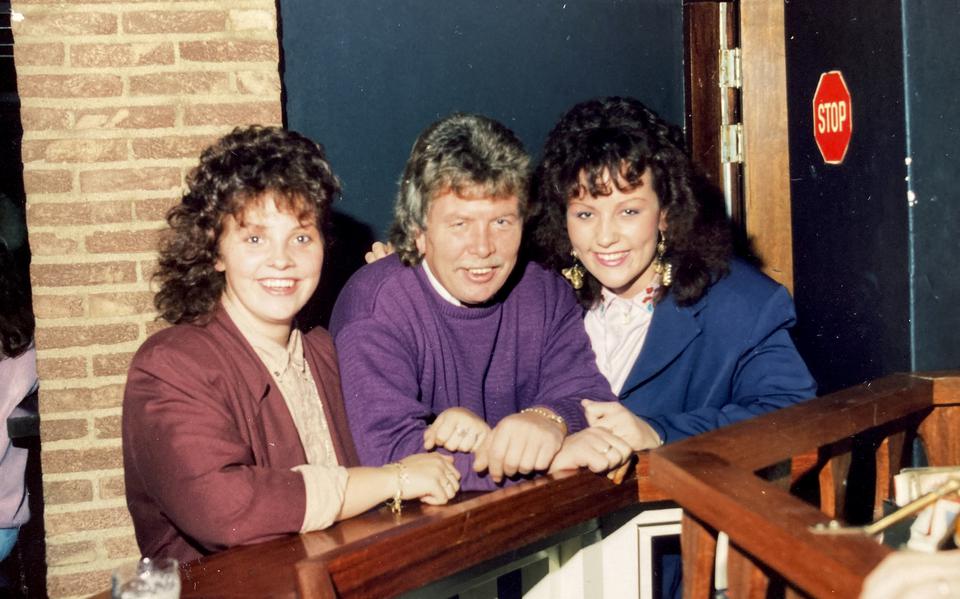 Discobaas Henk Veenstra uit Nieuw-Amsterdam tussen zijn dochters Agnes (links) en Geke. 