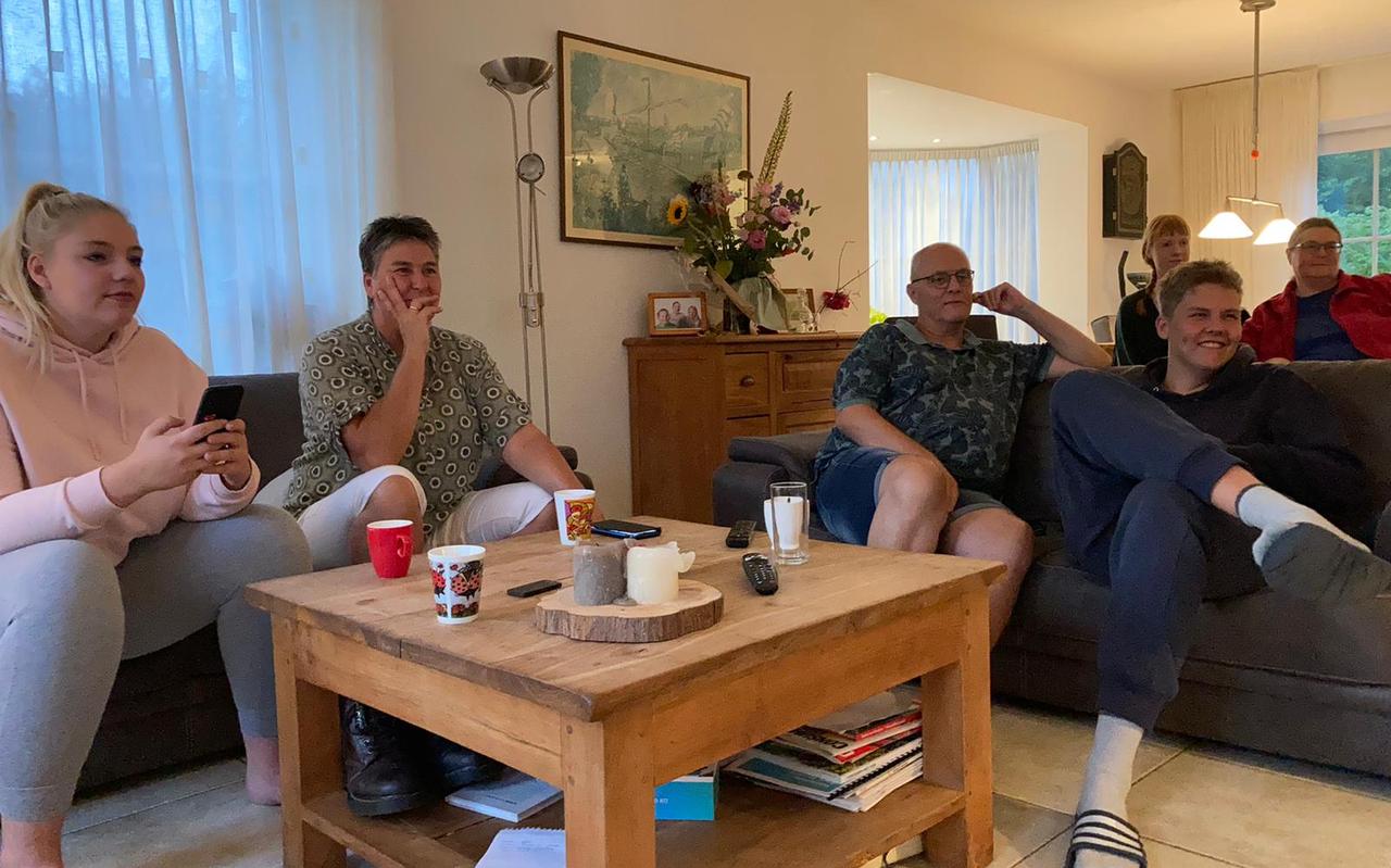 Gespannen en grappen voor de tv. Zus Maaike, moeder Janneke, vader Ron en broer Lars Stam Gespannen en grappen voor de tv. Zus Maaike, moeder Janneke, vader Ron en broer Lars Stam