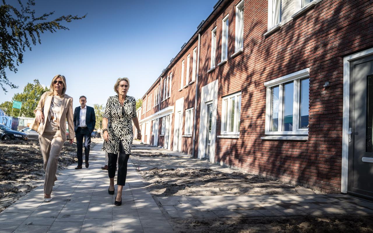 Minister Kajsa Ollongren en wethouder Annalies Usmany bekijken versterkte woningen de wijk Opwierde in Appingedam.