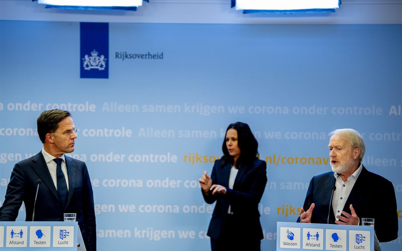 Minister-president Mark Rutte en Jaap van Dissel, RIVM-directeur, bij een coronapersconferentie. Beeld: ANP