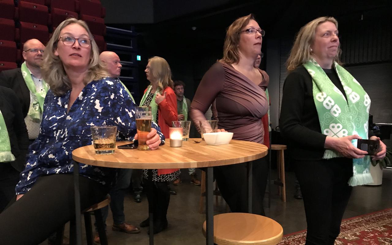 Nette Kruzenga (rechts) kan haar ogen niet geloven wanneer ze op de uitslagenavond in Midden-Groningen de resultaten van het bondgenootschap van 'haar' Leefbaar Midden-Groningen met de BoerBurgerBeweging ziet binnenkomen.