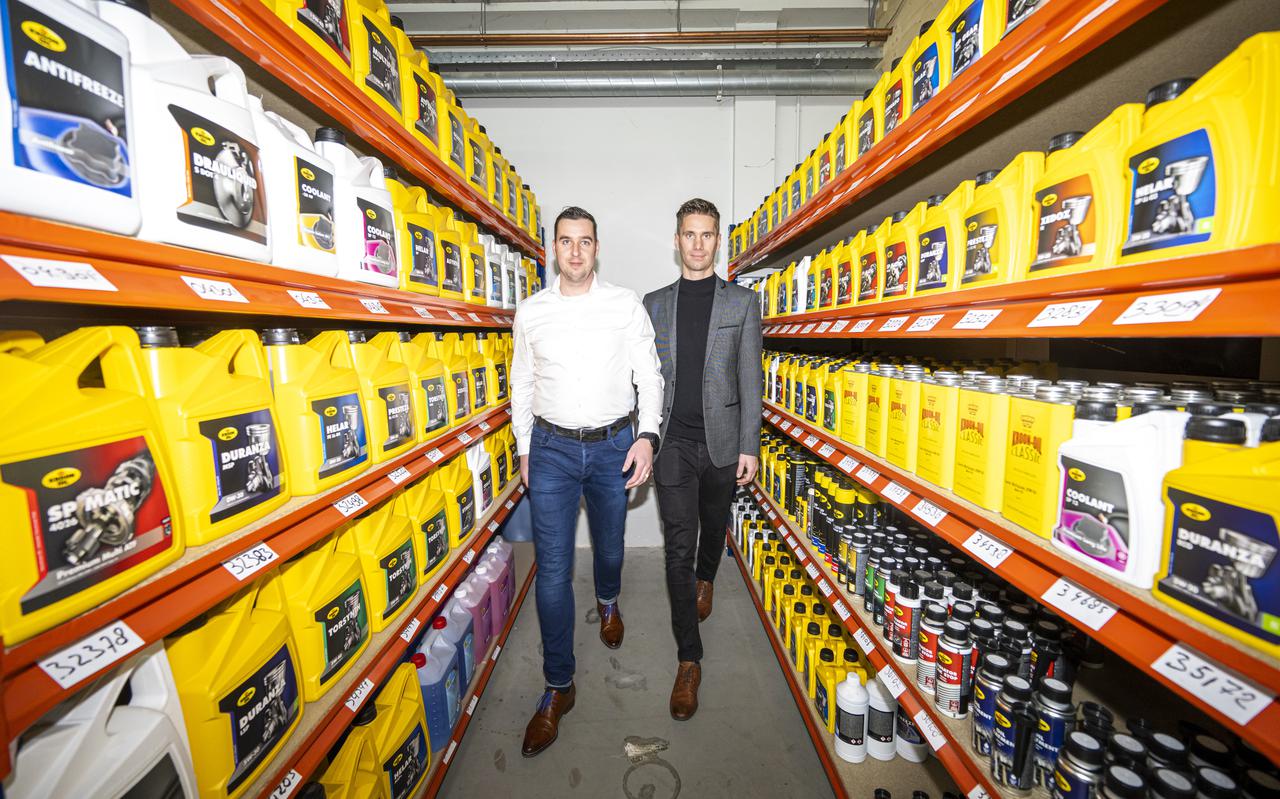 Ernst Los (links) en Jorick Kruizinga zijn in Assen een goedlopende handel in automaterialen begonnen. 'Geluk hebben en dingen doen op het juiste moment'. 