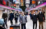 Een deel van de bezoekers van winkelcentrum Paddepoel in Groningen volgt het advies om een mondkapje te dragen. Met ingang van 1 december is het verplicht.