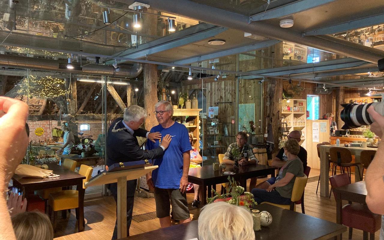 Burgemeester Velema spelt Marten Fokkens het lintje op Burgemeester Velema spelt Marten Fokkens het lintje op