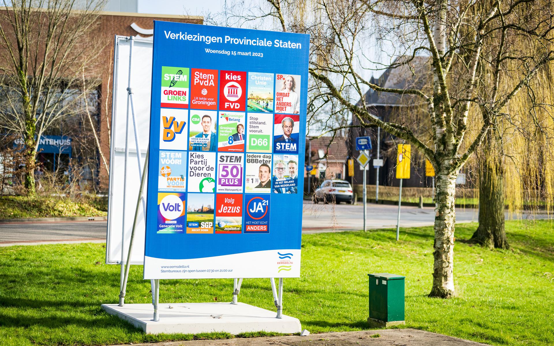 Een affichebord voor de Provinciale Staten- én Eerste Kamerverkiezingen in Groningen. 