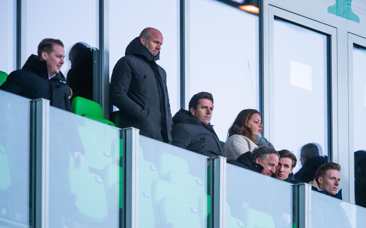 FC Groningen-directeur Wouter Gudde op de tribune in Euroborg met naast hem financiële man Marc-Jan Oldenbandringh.