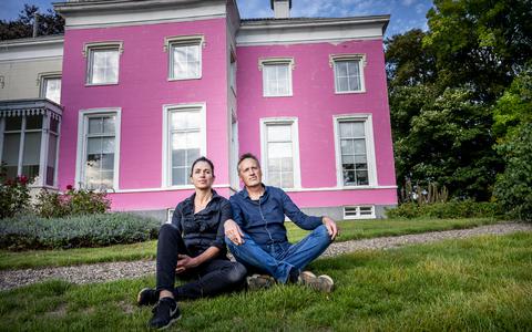 Boelo ten Have en Annemarie Nijhoff hebben hun monumentale woonboerderij in Drieborg roze geschilderd om aandacht te vragen voor schade door aardbevingen.
