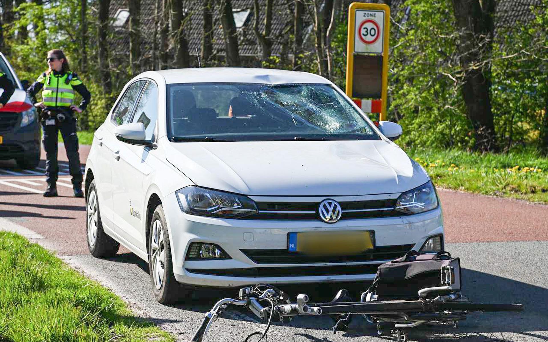 Een fietsster is maandagochtend geschept door een auto op de Kromme-elleboog in Finsterwolde. 