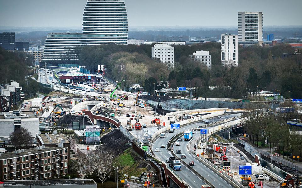 Gedurende vijf maanden wordt het tijdelijke Julianaplein afgebroken en de nieuwe zuidelijke ringweg afgebouwd. Kijk op de kaart wanneer je er wel en niet overheen kunt met de auto.