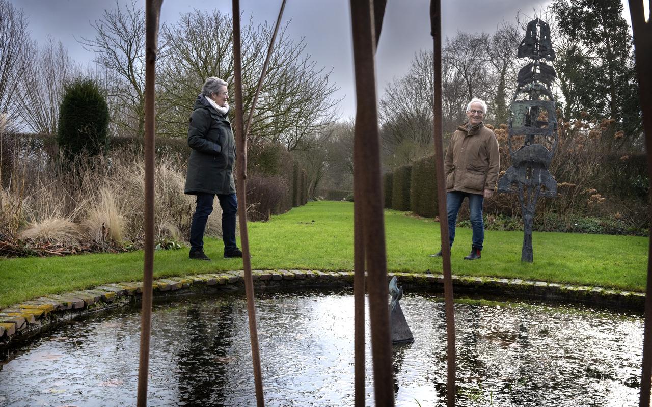 In de tuin van Fleur van Zonneveld en Eric Spruit komen negen woningen. In de tuin van Fleur van Zonneveld en Eric Spruit komen negen woningen.