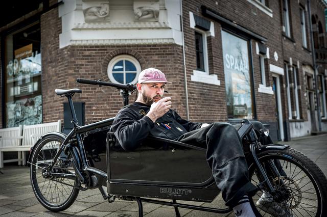 Hoe Martijn (44) al fietsend de ellende achter zich liet en wielercafé Spaak in Groningen begon. ‘Er