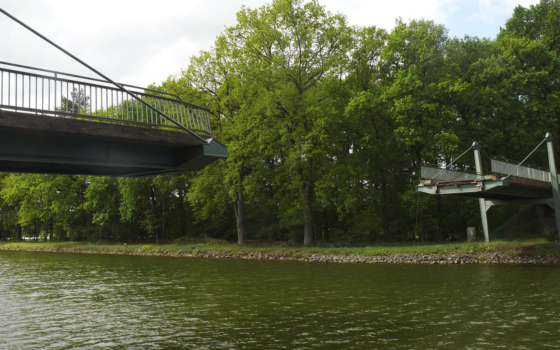 Een Poolse schipper ramde deze brug bij Emsbüren in Emsland.