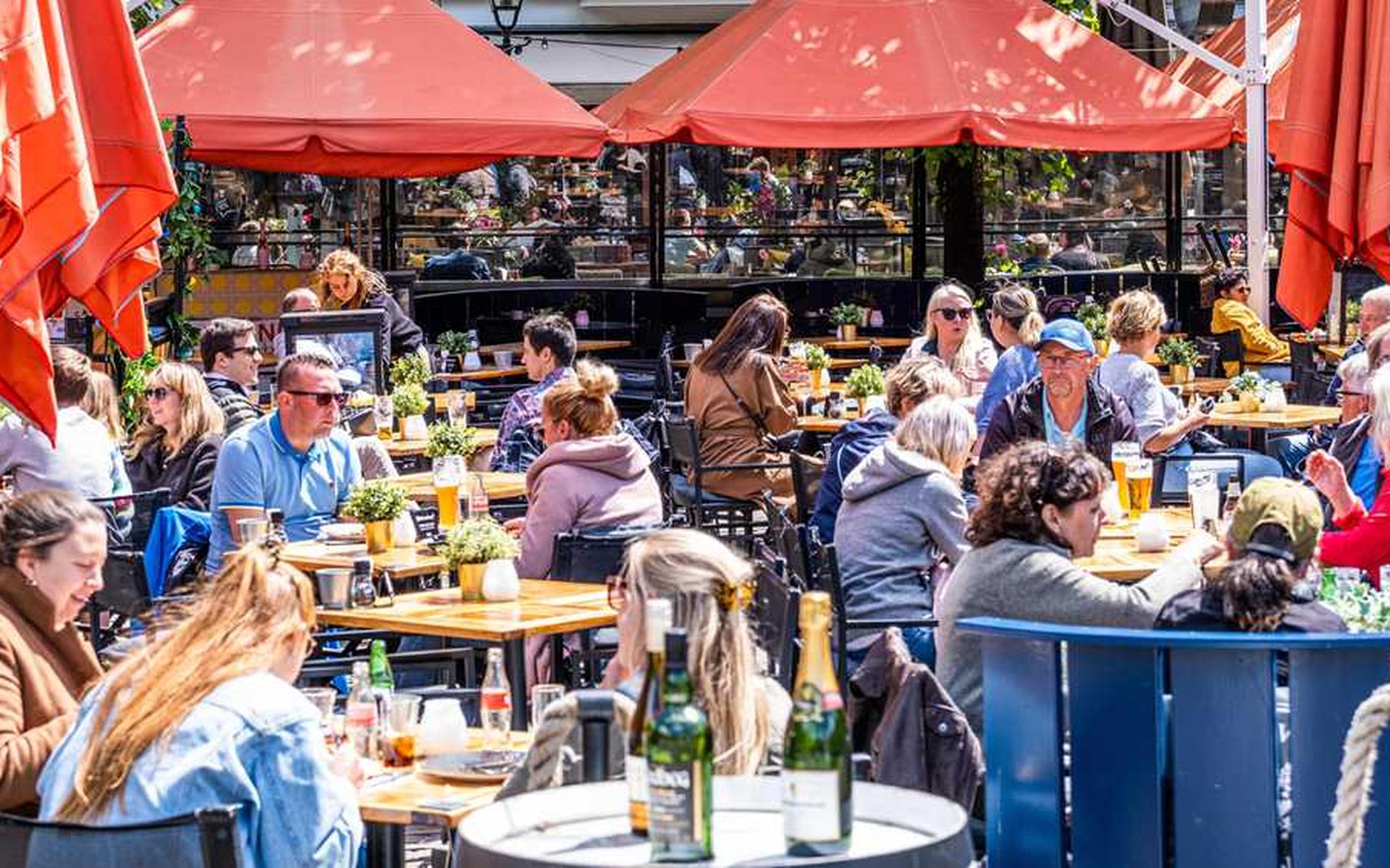 Mensen op het terras.