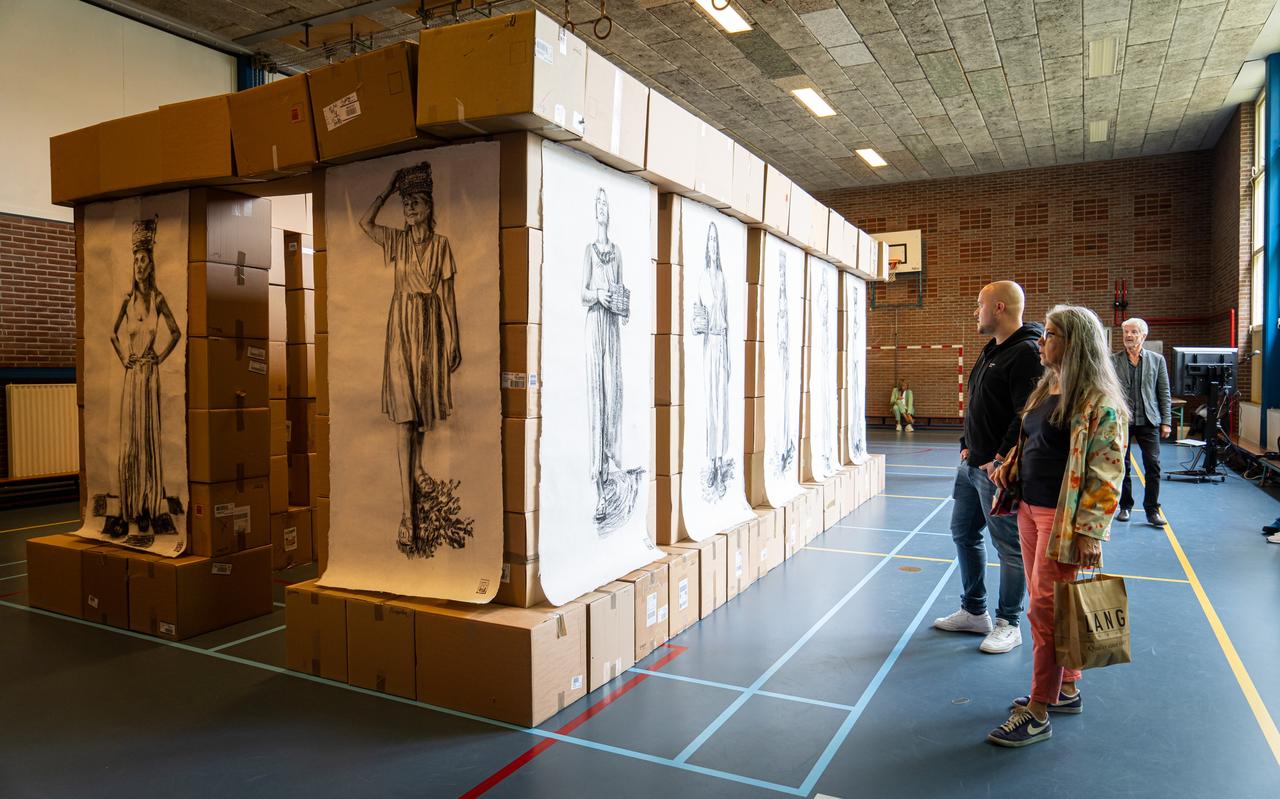Ron Glasbeek exposeert met Moeders & Dochters in de gymzaal Aubussonhal. Ron Glasbeek exposeert met Moeders & Dochters in de gymzaal Aubussonhal.
