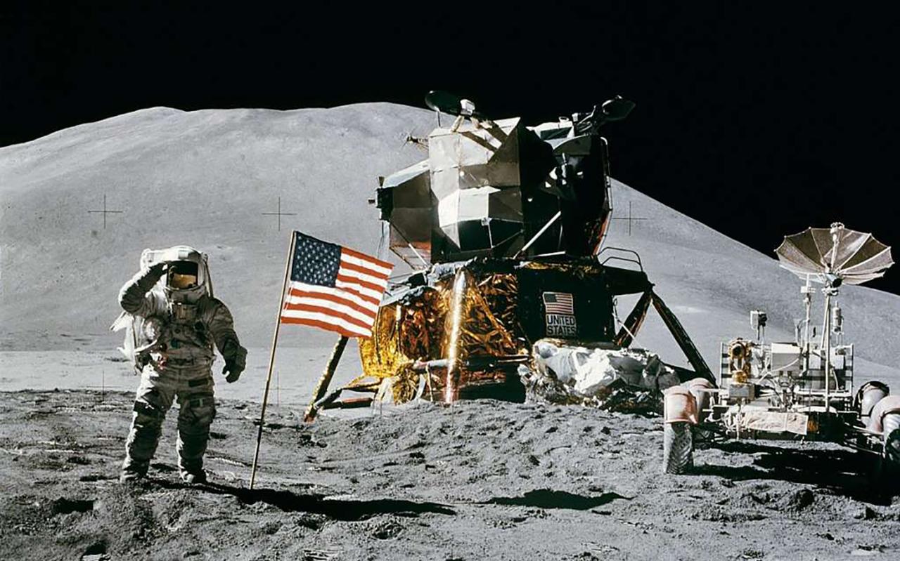 Neil Armstrong zet in 1969 als eerste mens voet op de maan. Neil Armstrong zet in 1969 als eerste mens voet op de maan.