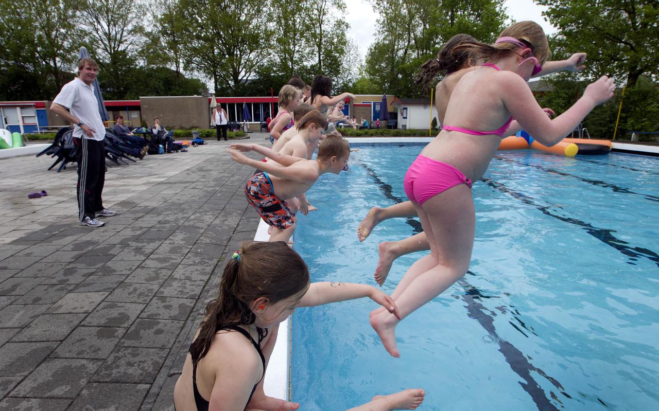 Het zwembad in Onstwedde is ruim 3700 euro rijker geworden.