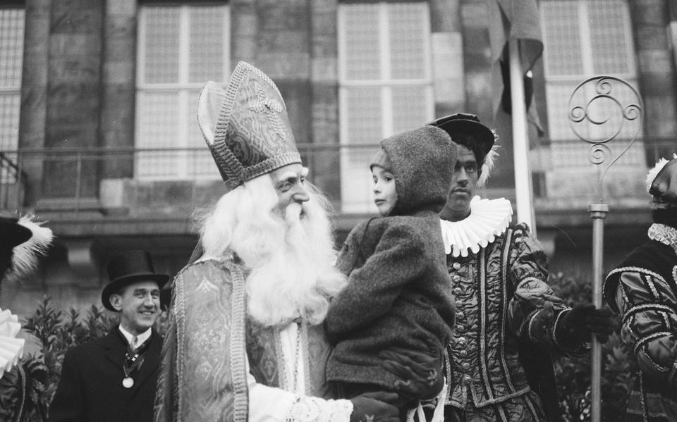 Deze week in... Zes historische sintblunders in Groningen en Drenthe: van aangereden schimmel tot redding uit kanaal. Deze week in... Zes historische sintblunders in Groningen en Drenthe: van aangereden schimmel tot redding uit kanaal.