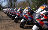 Een formatie politiemotoren staat opgesteld voor gebruik in de wielerwedstrijd Olympia's Tour.