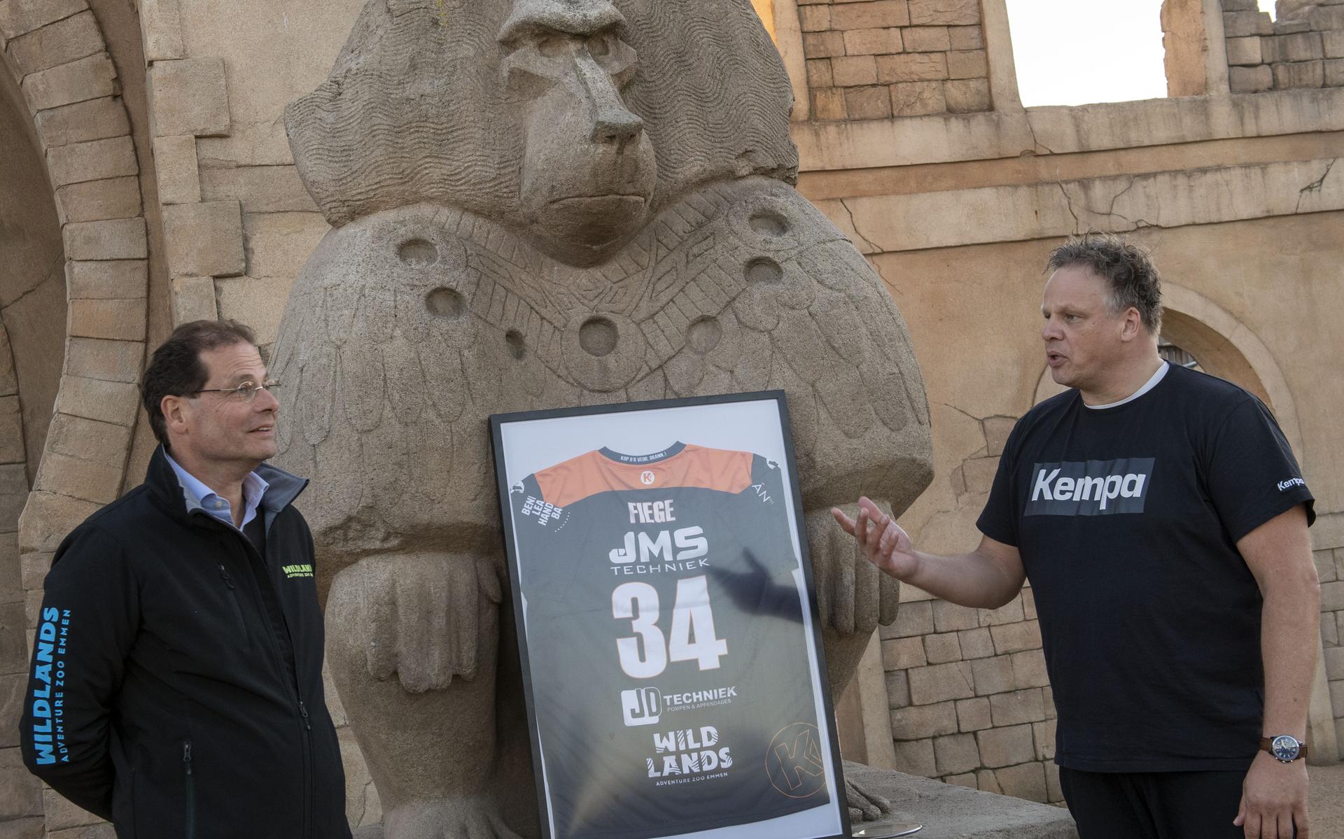 Manuel Kremer van JD Techniek Hurry-Up overhandigt het nieuwe wedstrijdshirt (met het Wildlands-logo prominent achterop) aan Erik van Engelen, directeur van het park.
