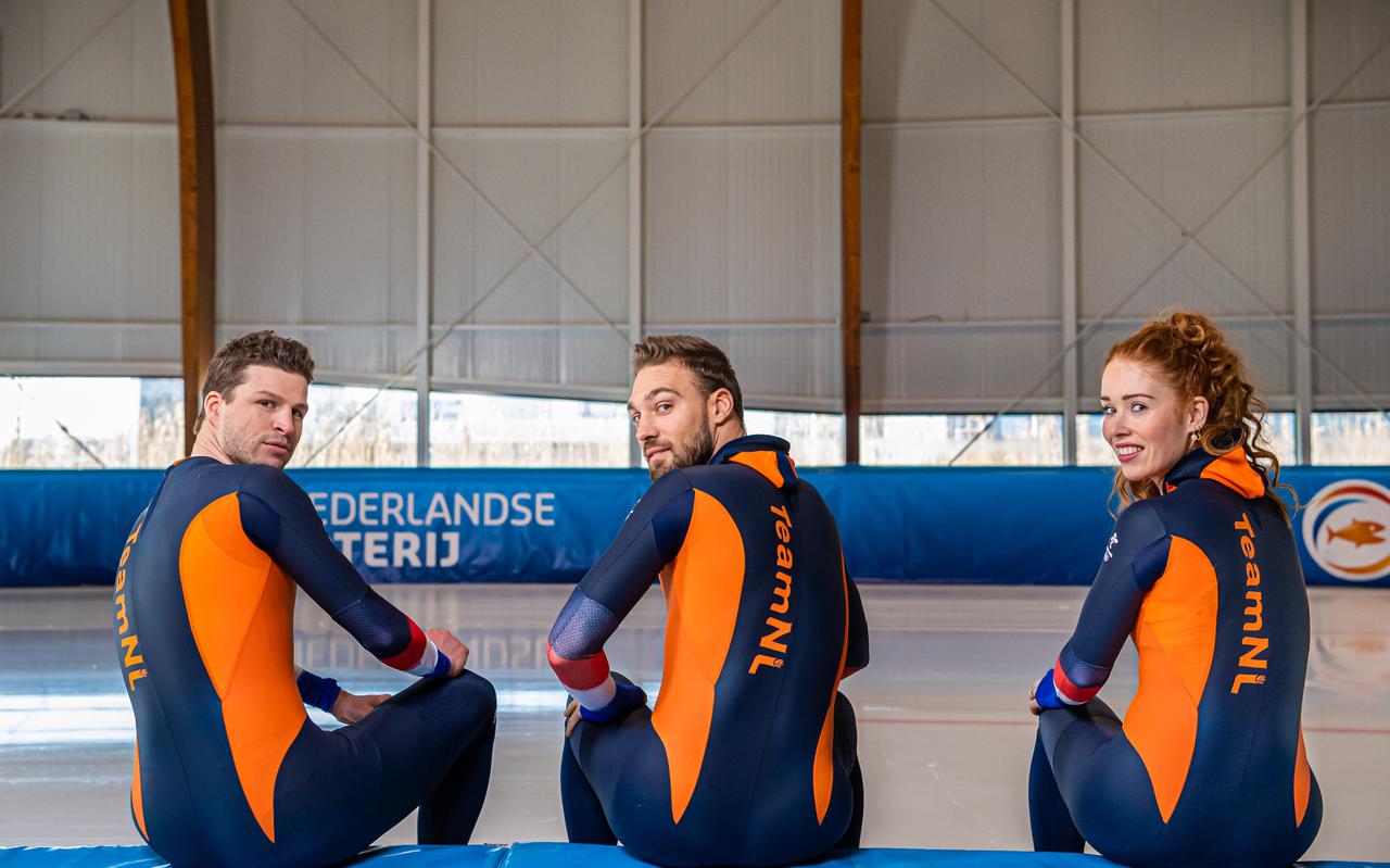 Sven Kramer, Kjeld Nuis en Antoinette de Jong met hun nieuwe olympische schaatspakken.
