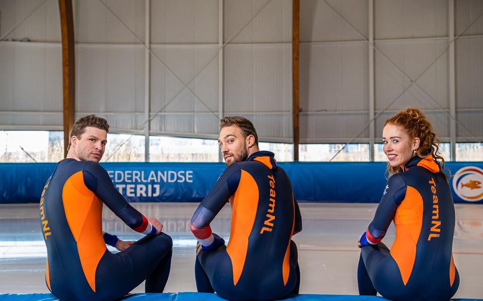Sven Kramer, Kjeld Nuis en Antoinette de Jong met hun nieuwe olympische schaatspakken.