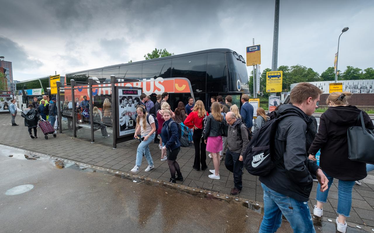 NS slaagde er niet in voldoende touringcars te regelen voor treinvervangend vervoer tussen Groningen en Meppel. Vooralsnog lijkt het op dat het met de zomerfestivals goed kan gaan, als ze er op tijd bij zijn.